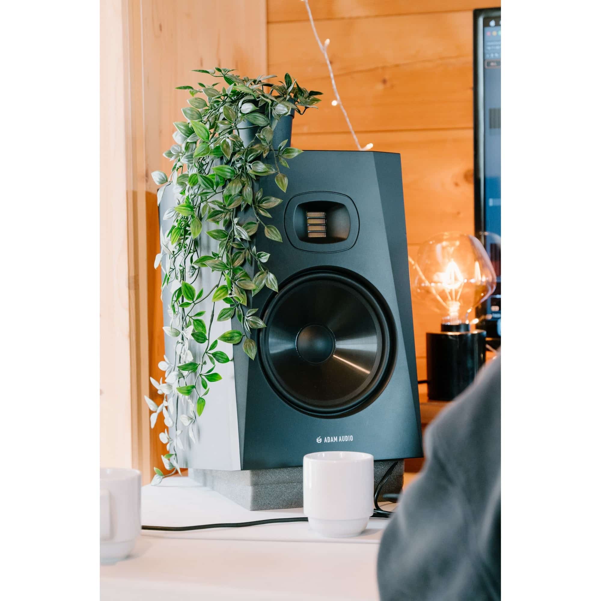 adam-audio-t8v-nearfield-monitor-2-way-8-inch-woofer (7)